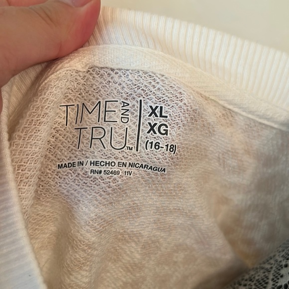 LIKE NEW! Time & Tru leopard print l/s sweatshirt size XL with side slits - Picture 5 of 8